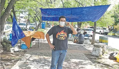  ??  ?? Stiben Patrón, junto a otros adherentes de Efraín Alegre, acampan frente a la Agrupación Especializ­ada de la Policía Nacional.