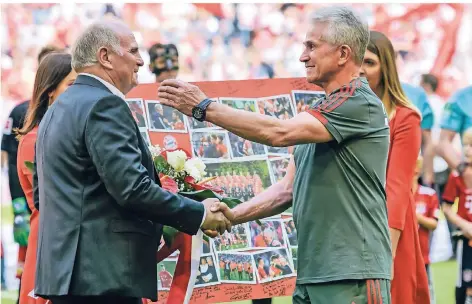  ?? FOTO: AFP ?? Ein Freund, ein guter Freund: Uli Hoeneß und Jupp Heynckes (v.l.) nach der Meistersch­aft 2018 mit den Bayern.