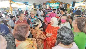  ?? — Photo by Chimon Upon ?? Nancy (centre) mingles with guests at her Hari Raya Aidilfitri open house.