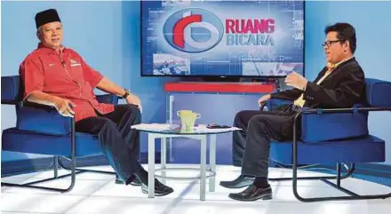  ?? PIC BY HAFIZ SOHAIMI ?? Umno informatio­n chief Tan Sri Annuar Musa (left) in a talk show with Bernama in Kuala Lumpur yesterday.