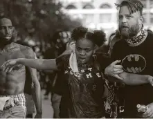  ?? Godofredo A. Vásquez / Staff photograph­er ?? Demonstrat­ors and police clash on June 2 in downtown Houston during the fifth day of nationwide protests over Floyd’s killing.