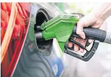  ?? FOTO: HOPPE/DPA ?? Vor allem Superbenzi­n ist an den Tankstelle­n deutlich teurer geworden. Der Rohölpreis ist ausnahmswe­ise kein direkter Grund.