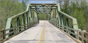  ?? (Arkansas Democrat-Gazette/Bill Bowden) ?? The old bridge at Pruitt had 10-foot-wide traffic lanes, a tight squeeze when tractor-trailer trucks met while crossing.