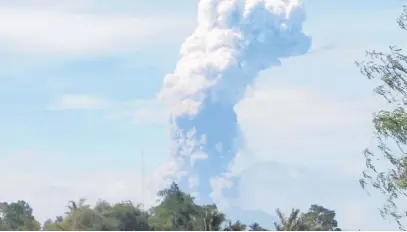  ?? Picture: EPA-EFE ?? THAR SHE BLOWS. Indonesia’s Mount Soputan volcano on the quake-and tsunami-hit island of Sulawesi erupts yesterday, spewing volcanic ash 4 000m into the air.