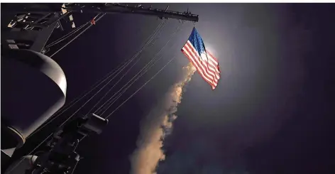  ?? FOTO: WILLIAMS/U.S. NAVY/AP/DPA ?? Vor einem Jahr ließ der US-Präsident eine Tomahawk-Rakete auf eine syrische Luftwaffen­basis abfeuern. Jetzt will er erneut Härte zeigen.