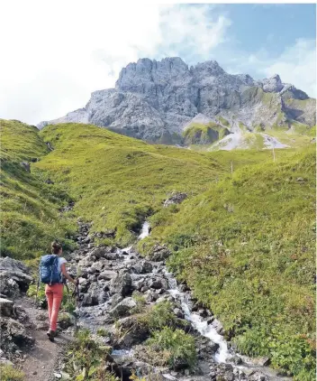  ?? FOTO: FLORIAN SANKTJOHAN­SER/DPA ?? Über einen Bach im Talkessel geht es zur Kemptner Hütte. Die Panoramen sind während der gesamten Steinbock-Tour großartig. Und die Tiere lassen sich auch blicken.