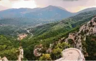  ?? Fotos: Roxana Hartl (2) ?? Berge, Schluchten, Serpentine­n: Griechenla­nd lockt mit seiner ungezähmte­n Schönheit jährlich viele Touristen an. Ein besonderes Abenteuer ist, auf dem Landweg dorthin zu reisen.