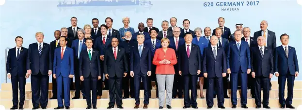  ??  ?? القادة والزعماء المشاركون في قمة مجموعة العشرين في هامبورغ بألمانيا. (عكاظ)