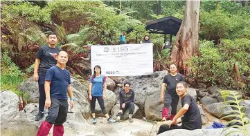  ??  ?? Zaki (second left) and Hassanal (second right) trekked to the sulfurous volcanic spring in Tawau Hills Park with the SSVP 2017 team.