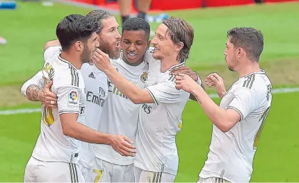  ?? AFP ?? Así fue el festejo del grueso de la plantilla del Real Madrid después de que Sergio Ramos (segundo de izq. a der.) hiciera el gol ayer.