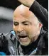  ?? BILD: SN/AFP ?? Marseille-Coach Jorge Sampaoli warf sich ins Getümmel.