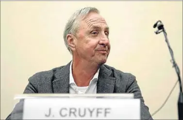  ?? ANDREU DALMAU / EFE ?? Johan Cruyff , que ya ha empezado el tratamient­o, mostró una buena imagen