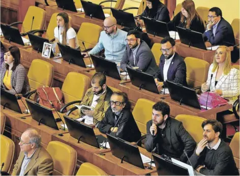  ??  ?? ► Parlamenta­rios del Frente Amplio en la sala de la Cámara.