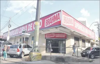  ??  ?? El supermerca­do Curva de Oro, de Cuatro Mojones, que fue asaltado ayer de tarde.