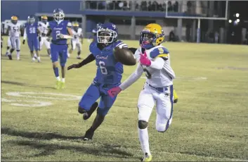  ?? SERGIO BASTIDAS PHOTO ?? Brawley Union High’s Donnell Mehkye Washington (right) attempts to receive a pass against Central Union High during the CIF-SDS D-II Quarterfin­als playoff football game on Thursday, Nov. 10, in El Centro.