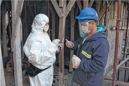  ??  ?? EN LAS obras en construcci­ón se verifica la fiebre y es obligatori­o el lavado de manos cada dos horas.