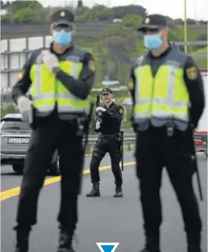  ??  ?? CONTROL.
Interior dispuso un amplio dispositiv­o policial para impedir que se transgredi­eran las normas sobre inmovilida­d. En Semana Santa los controles bloquearon las salidas
desde Sevilla hacia la costa.