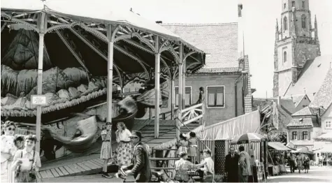  ?? Foto: Fotohaus Hirsch ?? 1958 stand die Zugspitzba­hn noch in der Stadt, damals wurde die Mess’ immer innerhalb der Stadtmauer gefeiert. 2021 könnte es coronabedi­ngt wieder eine Mess’ in der Altstadt geben.