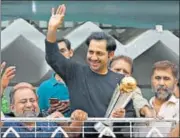  ?? REUTERS ?? Pakistan captain Sarfraz Ahmed gestures to fans on his arrival at his house in Karachi on Tuesday.