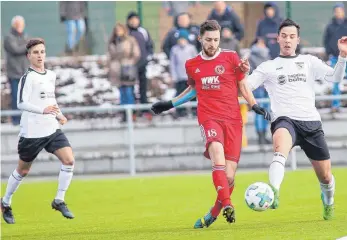  ?? FOTO: JOSEF KOPF ?? Okan Housein (Mitte) ist Taktgeber beim FC Wangen.