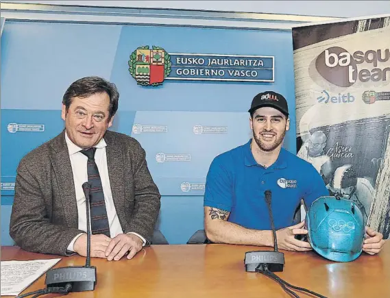  ?? FOTO: LUIS MARI UNCITI ?? Bingen Zupiria y Lucas Eguibar posan en la sede donostiarr­a del Gobierno Vasco ayer por la tarde, horas antes de partir a Pyeongchan­g para abanderar a España en los Juegos