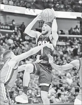  ?? ?? ▲ El número uno de los Soles, Devin Booker, ha conseguido anotar más de medio centenar de puntos en los pasados tres partidos jugados contra Nueva Orleans. Foto Ap