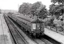 ?? MICHAEL MENSING ?? A northbound DMU passes through Stratford Racecourse platform forming the 17.50 Worcester Shrub Hill-Stratford-upon-Avon service on May 23, 1964. Single-car unit No. 55009 is leading the train.