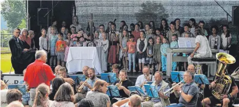  ?? FOTOS: RALF PFRUENDER ?? Der Familiengo­ttesdienst machte den Anfang des Festes.