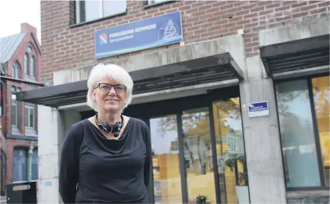  ?? FOTO: PER ARNE RENNESTRAU­M. ?? LOVLIG: Vibeke Nedrebø har ansvaret for skjenkesak­er i kommunen. Hun ser ikke noe ulovlig med billigsalg­et.