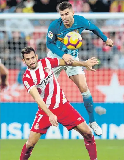  ?? FOTO: EFE ?? Cristhian Stuani y Lucas Hernández pugnan por hacerse con el balón durante un lance del partido disputado ayer en Montilivi