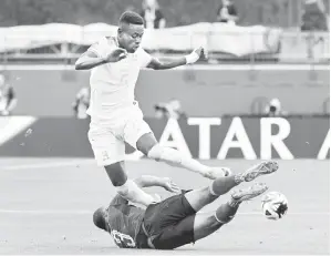  ?? — Gambar AFP ?? AKSI TUMPUAN: Sebahagian daripada perlawanan ‘playoff’ CONCACAF di antara Costa Rica dan Honduras di Stadium Toyota di Frisco, Texas, kelmarin.