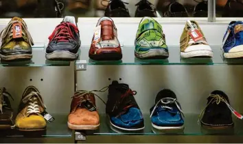  ?? Foto: Jens Wolf, dpa ?? Schuhgesch­äfte dürfen in Bayern wieder unabhängig von der Höhe der Inzidenz öffnen.
