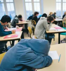  ?? FOTO: JESSICA GOW/TT ?? Missar skolarbete. Barn halkar efter i skolan när kommuner saknar rutiner för att garantera skolgång för barn som bor på skyddade boenden, enligt Unizon.