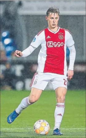  ?? FOTO: EFE ?? De Jong (21 años) marcó un golazo ante el Zwolle El Ajax está a dos puntos del PSV