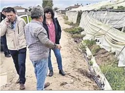 ?? ?? La alcaldesa de Sanlúcar visita un invernader­o destrozado por las borrascas.