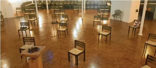  ?? Foto: Jürgen Pomme/Dagmar Hub ?? Die evangelisc­he Petruskirc­he in Neu-Ulm wurde vermessen, damit die aufgestell­ten Stühle einen Abstand von jeweils zwei Metern voneinande­r einhalten.
