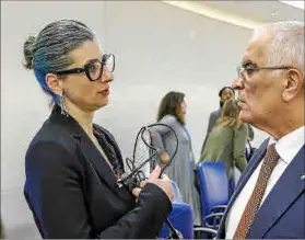  ?? Foto: EFE ?? La relatora de la ONU Francesca Albanese, charla con Ibrahim Mohammad Khraishi, embajador palestino en las Naciones Unidas.