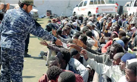  ??  ?? Sete Distribuzi­one d’acqua a migranti provenient­i dall’Africa subsaharia­na e fermi in un centro di detenzione libico a Tripoli (Afp/Mahmud Turkia)