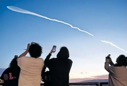  ?? MARIO TAMA (GETTY) ?? Lanzamient­o de un cohete con 22 satélites de Starlink, el 18 de marzo, en California (EE UU).