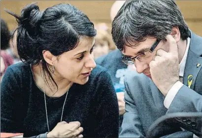  ?? FABRICE COFFRINI / AFP ?? Anna Gabriel y Carles Puigdemont conversan ayer en Ginebra, en un acto en las Naciones Unidas