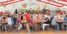  ?? FOTO: SGIER ?? Zahlreiche Besucher feiern am Sonntag beim fünften Sommer-Wiesenfest der Musikkapel­le Hofs.