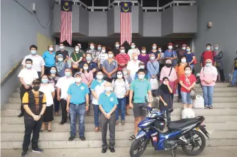  ??  ?? Volunteers from RCBC, LDS Charities and Bintulu Welfare Department in a photo call with Hope Parcel recipients during the event held recently.