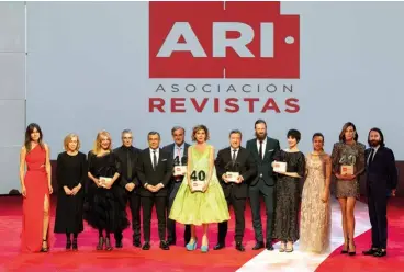  ??  ?? A LA IZQUIERDA, Isabel Jiménez, presentado­ra de la gala, con los galardonad­os y los encargados de entregar los premios. Arriba, actuación de la soprano Pilar Jurado con la Délica Chamber Orchestra.