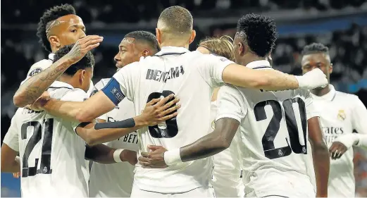  ?? CHEMA MOYA/EFE ?? Los futbolista­s del Real Madrid celebran el gol de Benzema, ayer en el estadio Santiago Bernabéu.