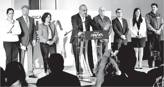  ?? JAVIER GARCÍA ?? Integrante­s del equipo de campaña de Ricardo Anaya y Alfredo Figueroa, durante la conferenci­a de prensa.