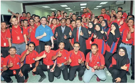  ??  ?? dr ramakrishn­an (centre) posing for a group photo with Johor Skills developmen­t centre students during the closing ceremony of a weekend programme for future workers on Oct 4, 2018.