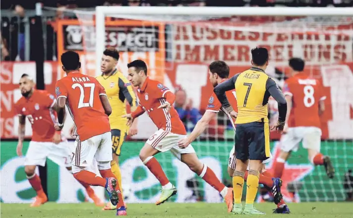  ?? FOTO: PHOTOSPORT ?? Thiago Alcántara comienza el festejo de uno de sus goles, mientras Alexis Sánchez observa con las manos en jarra.