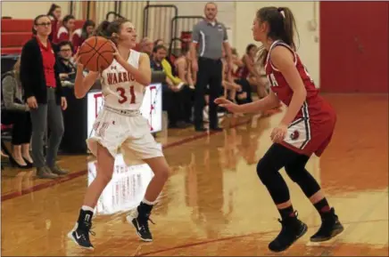  ?? JEN FORBUS — THE MORNING JOURNAL ?? Fairview’s Rachel Coyne and Parma’s Elise Balcer stay on their toes during their season opener.