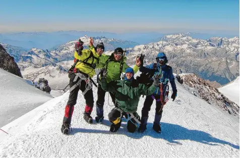  ?? Foto: Weimeier ?? Jürgen Tomek, Franz Weimeier, Günter Gierczik und Günter Müller (von links) auf dem Westgipfel des Elbrus.