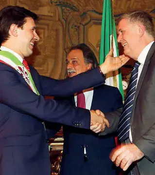  ??  ?? La carezza di Nardella a Luca Palandri in occasione della sua nomina a Cavaliere. Sotto all’uscita di Palazzo Vecchio dove era entrato nel 1983